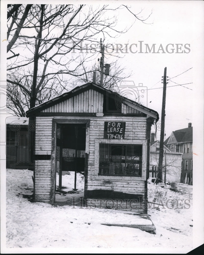 1969 Press Photo The abandoned house across the Mezi Lumber Company is for rent- Historic Images