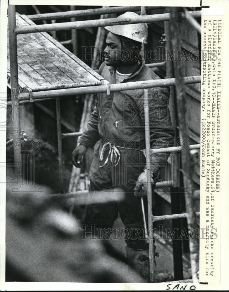 1991 Press Photo Jerry Matthews, of Sandusky checks security of a platform, - Historic Images