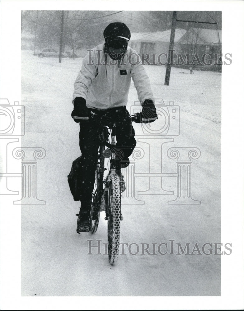 1992 Press Photo Lorain Community college student, Mark Zvirblis enjoys biking - Historic Images