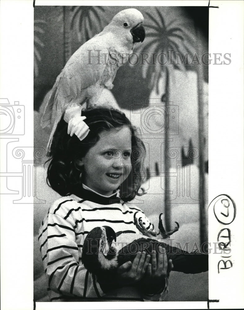 1990 Press Photo Elizabeth Cooney holds a Macaw in hand and a Cockatoo on head- Historic Images