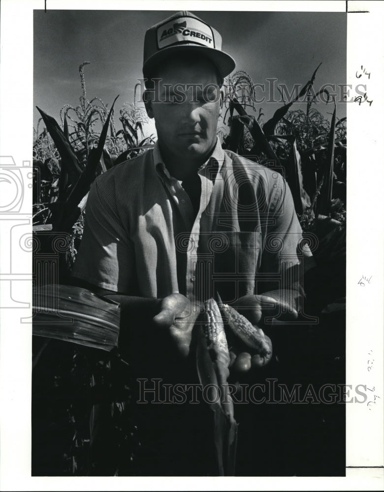 1991 Press Photo Logan Irons of Bellvue shows off some of undeveloped popcorn- Historic Images