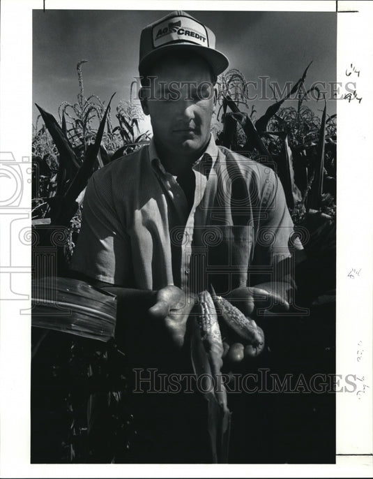 1991 Press Photo Logan Irons of Bellvue shows off some of undeveloped popcorn- Historic Images