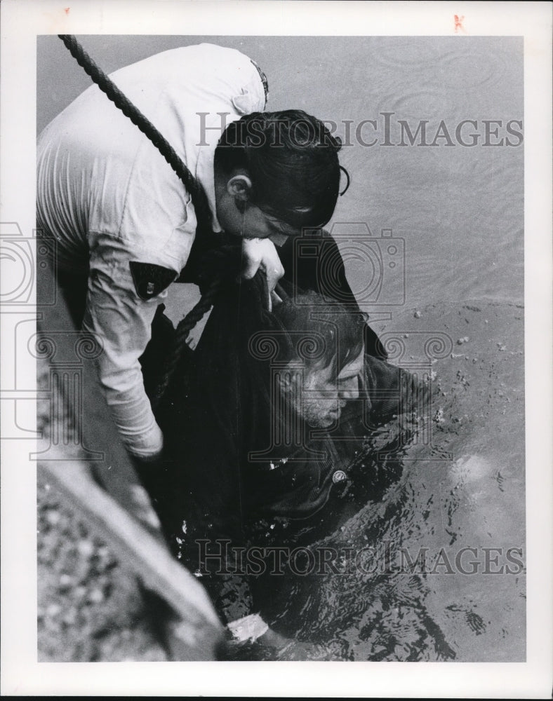 1972 Press Photo Drowning man- Historic Images