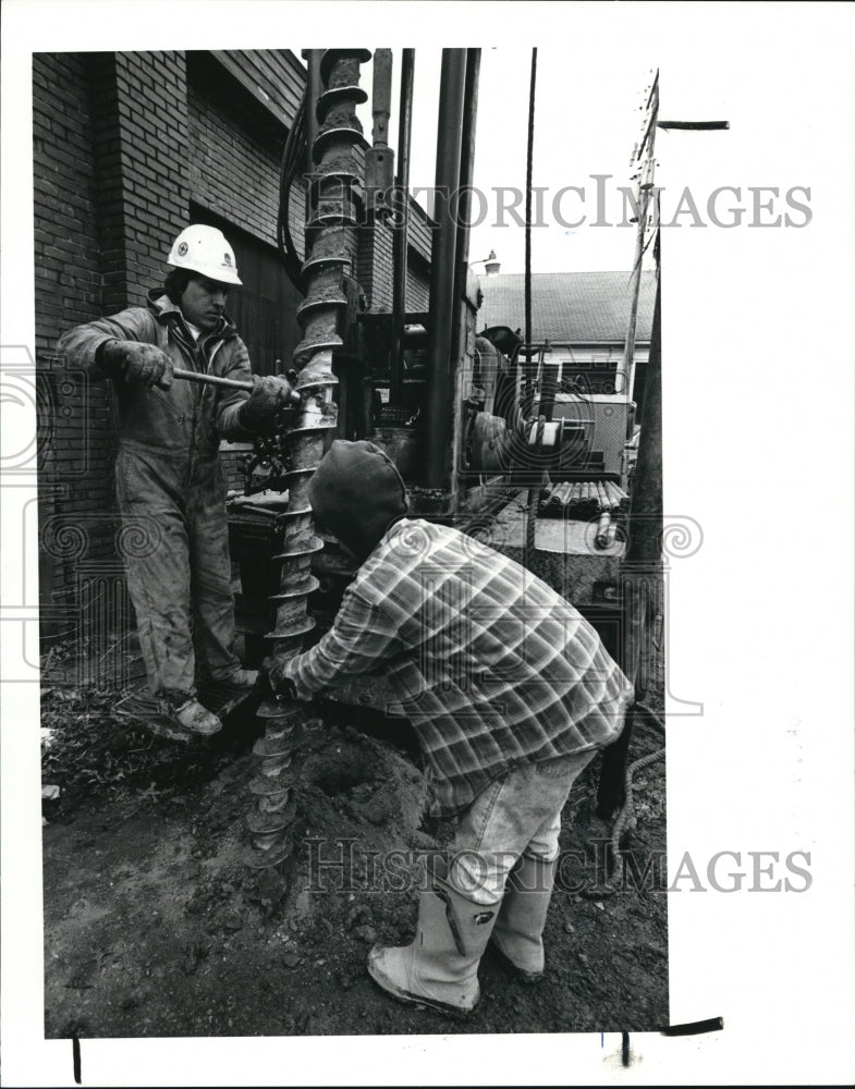 1991 Press Photo Ron Mayor &amp; Steve Pekarcik drill team at Columbia Match bldgs- Historic Images