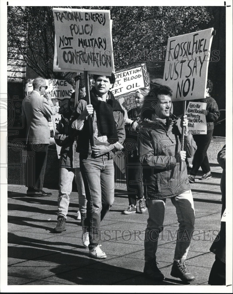 1990 Press Photo Demonstrators from Cleveland Based Committee against US War- Historic Images