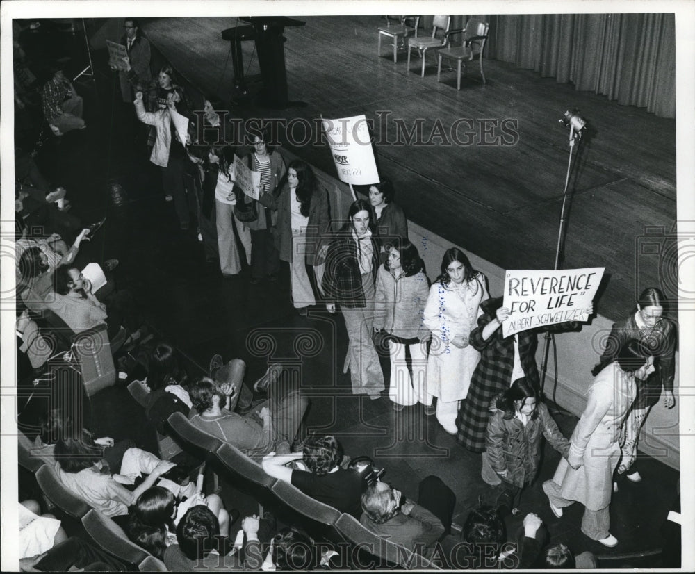 1973 Press Photo The demonstration in front of the stage- Historic Images