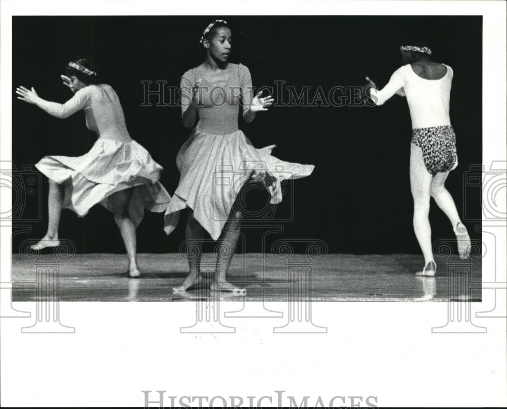 1990 Press Photo Edna Duffy and the Liturgical dancers during rehearsals- Historic Images