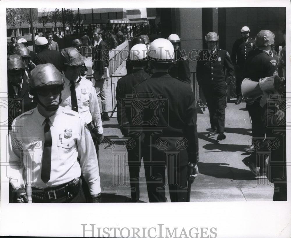 1970 Press Photo Cuyahoga Community College Riots and Demonstrations- Historic Images