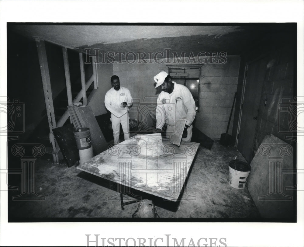 1991 Press Photo James Gardner, CMHA employee refinishes the apartments- Historic Images