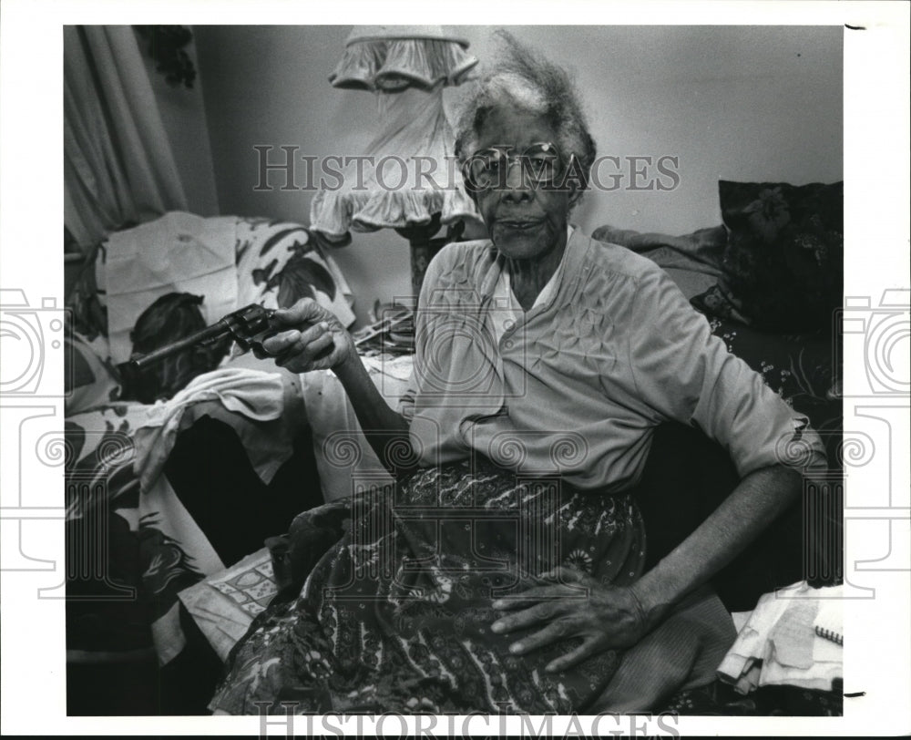 1991 Press Photo Ninety year old,  Jessie Jerrell with a revolver for protection- Historic Images