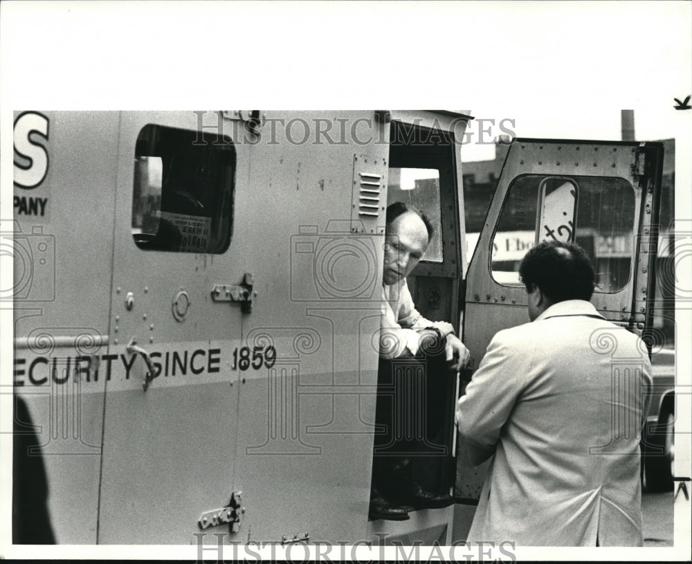 1983 Press Photo The Brinks driver John Armstrong being questioned by police- Historic Images