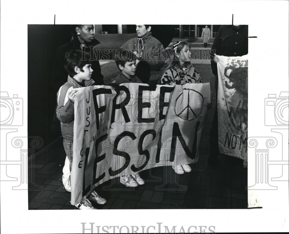 1990 Press Photo Jolie Benner, Aria Benne &amp; Brendon Benner w/ their mother Debra- Historic Images