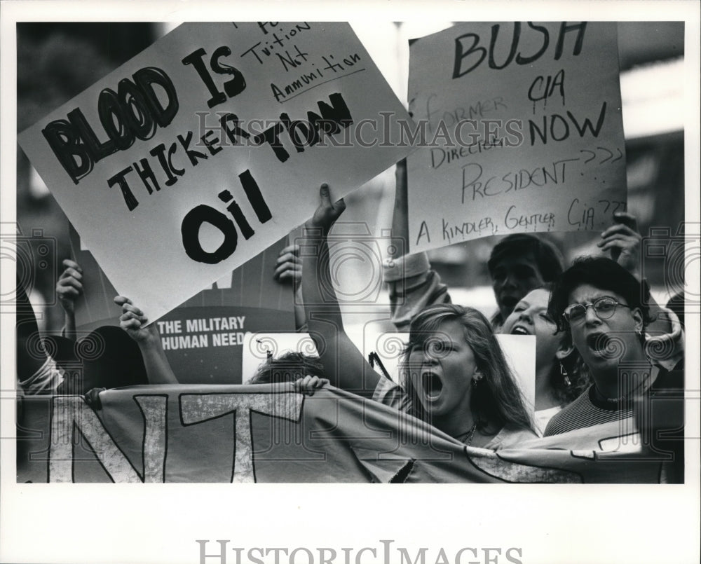 1990 Press Photo  Kent State Students protest US troops in Kuwait in Public Sq- Historic Images