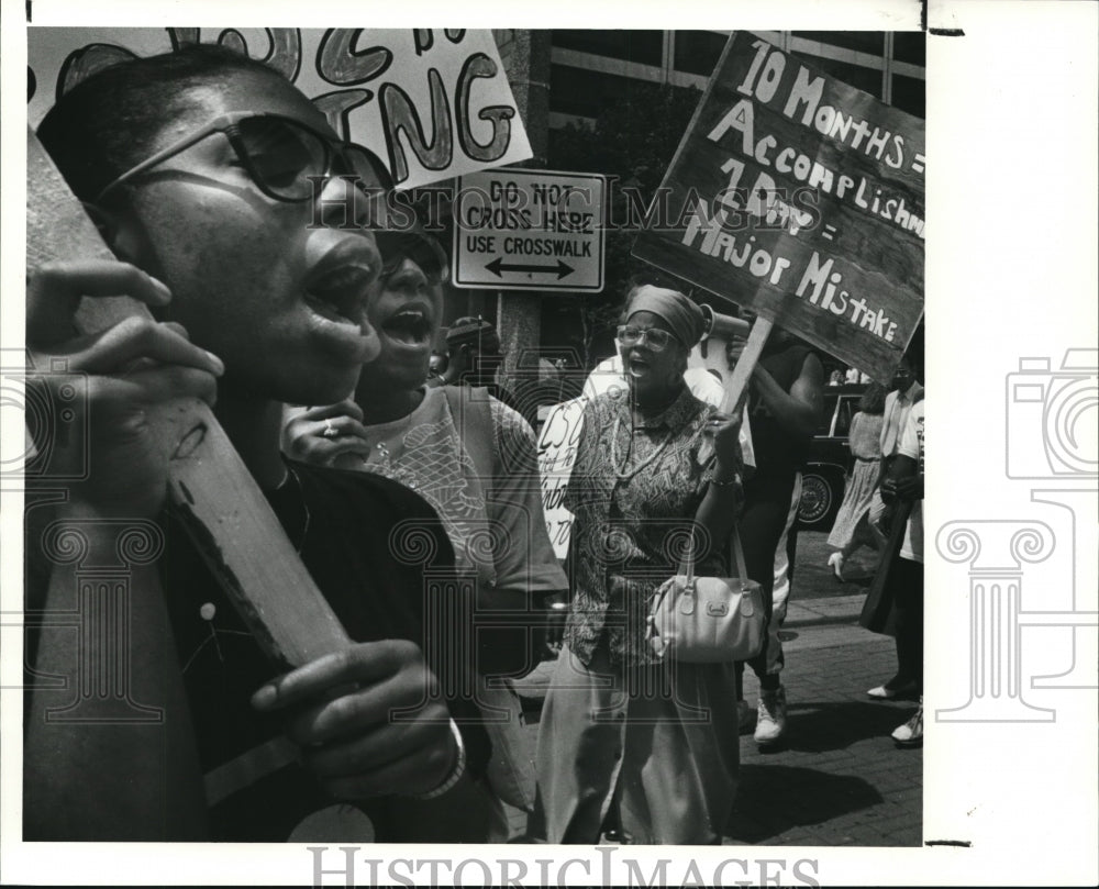 1990 Press Photo The CSU protestors demonstrate at the Ohio Bell Tower Building- Historic Images