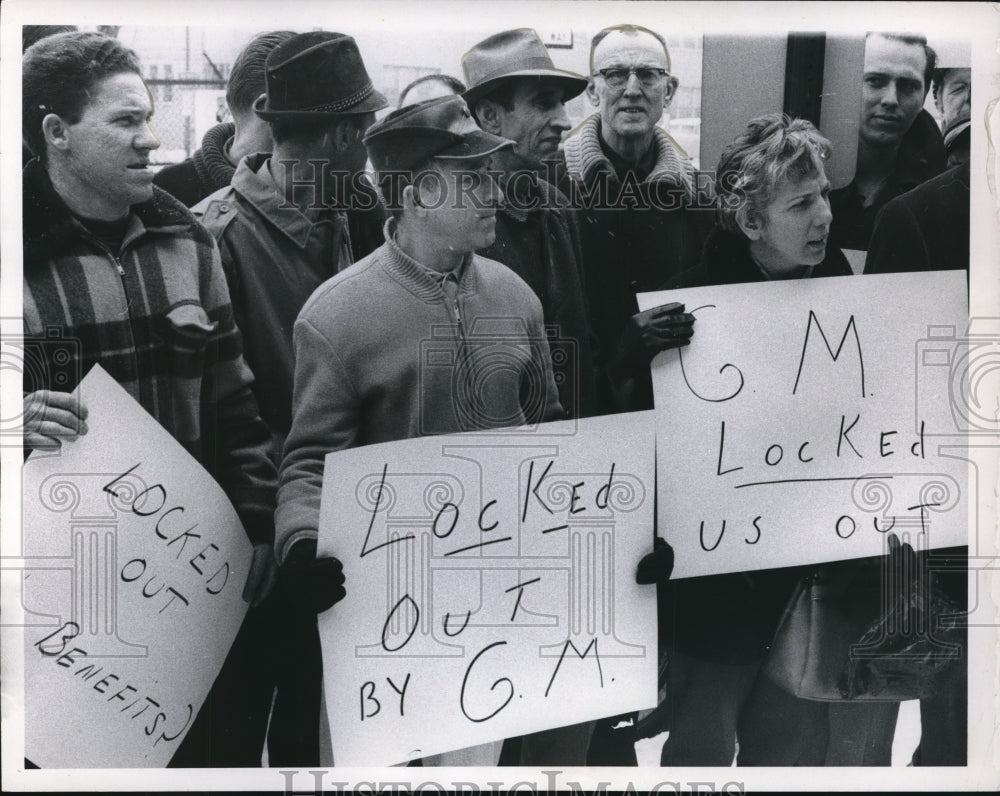 1967 Press Photo The United Auto workers picket in front of Unemployment Bureau- Historic Images