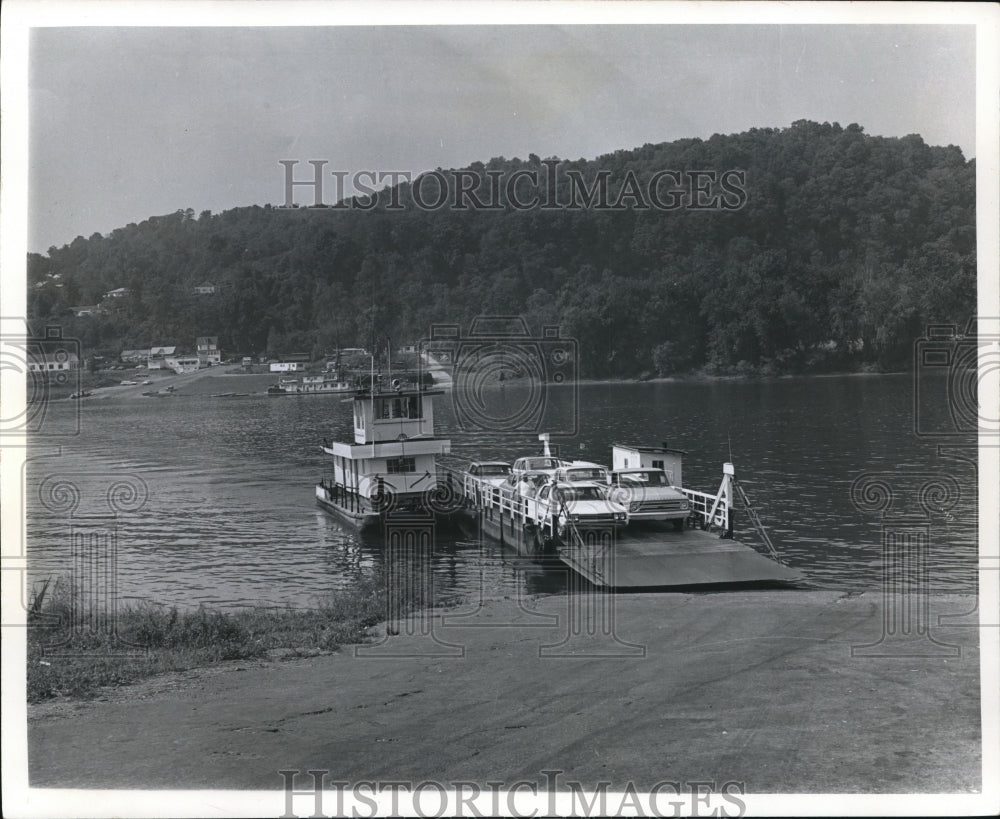 1971 Press Photo Ferries still plying across the Ohio River. - Historic Images