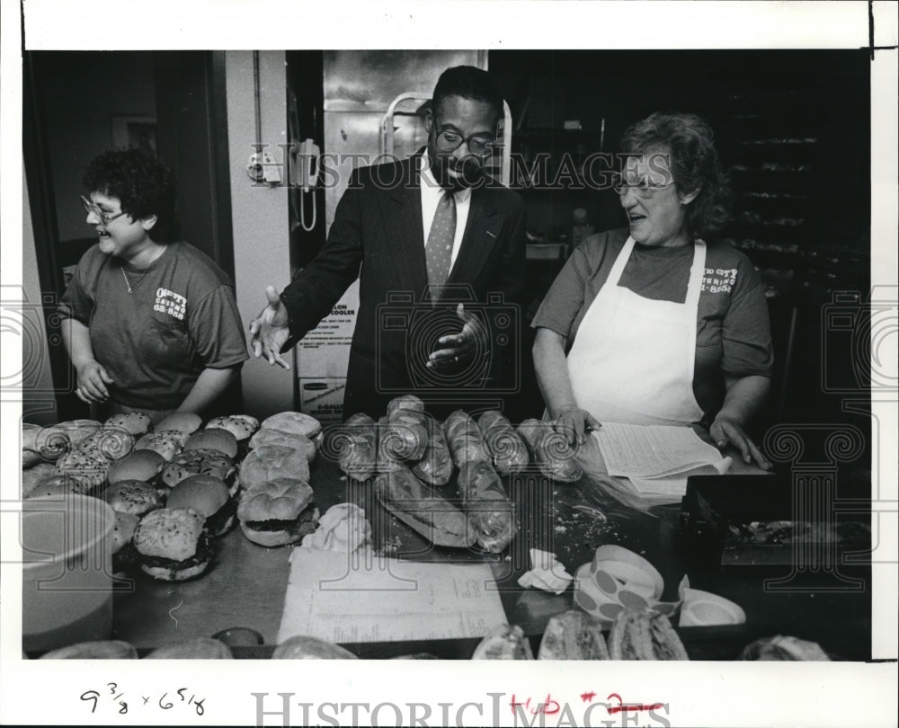 1991 Press Photo Mayor Micahel R. White visits Billy&#39;s Restaurant- Historic Images