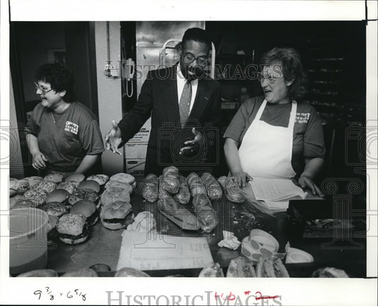 1991 Press Photo Mayor Micahel R. White visits Billy's Restaurant- Historic Images