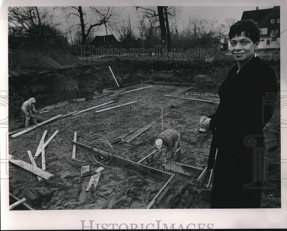 1992 Press Photo Patricia Williams in her new home built by Fragapane Const.- Historic Images