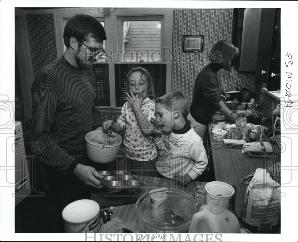 1992 Press Photo Phil Lammers makes banana nut muffins with his kids- Historic Images