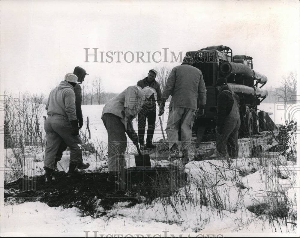 1963 Press Photo The unloading of pump for emergency pipeline in Spencer Ohio- Historic Images