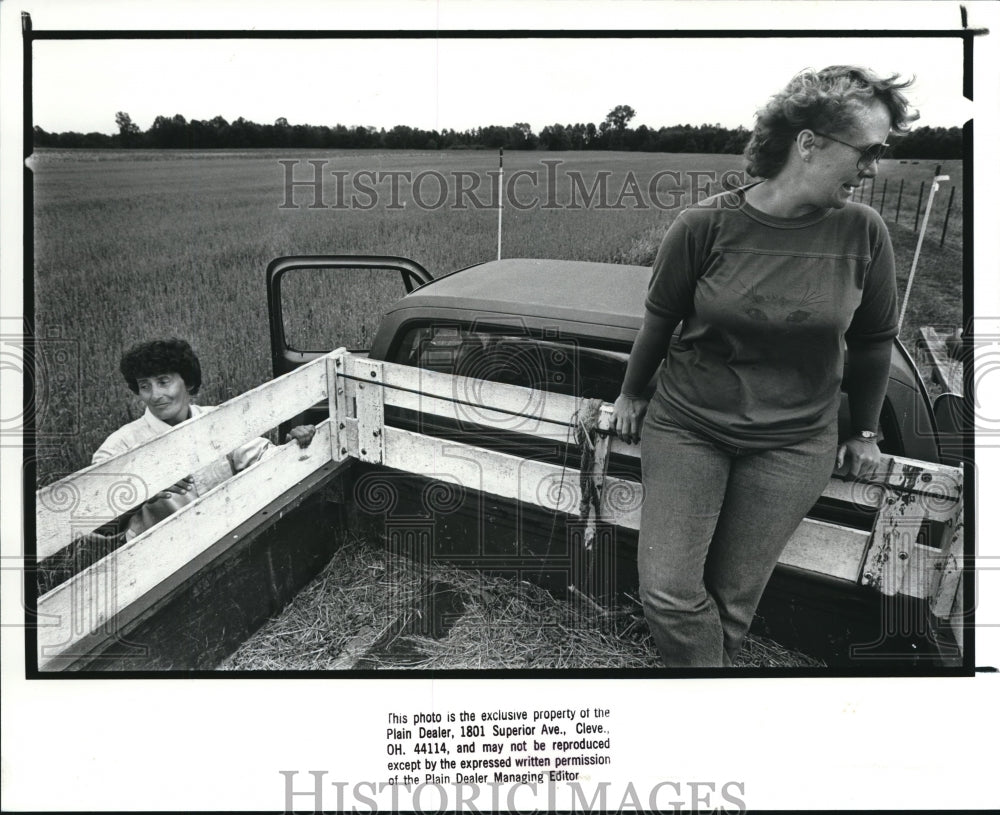 1988 Press Photo Pat Bates and Maty Jo Harris on thier farm besede wheat field - Historic Images