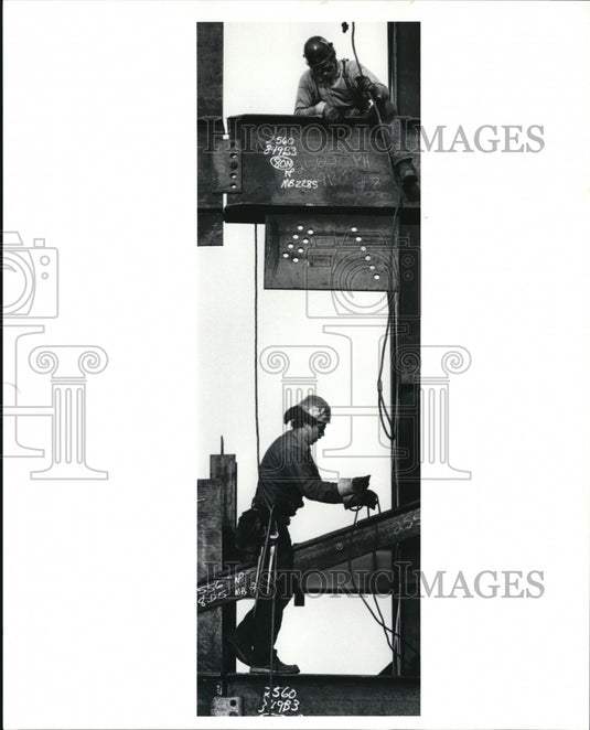 1990 Press Photo Pat McTaggart and Andy Belaska work as members of the - Historic Images