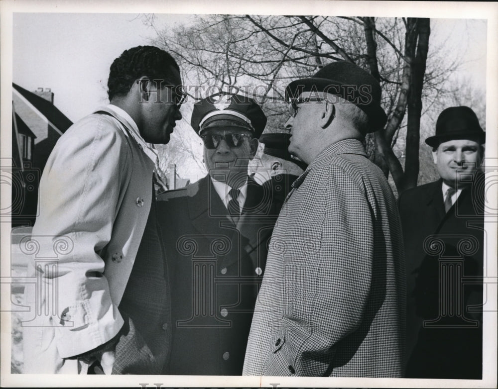 1964 Press Photo Art Evans of CORE with Lt. Emil Schiefrestein and police Carl- Historic Images