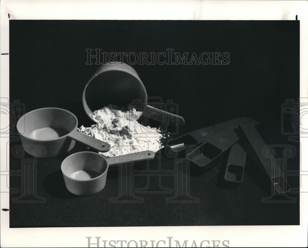 1991 Press Photo The measuring cups for preparing ingredients- Historic Images