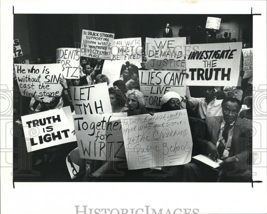 1990 Press Photo Demonstrators holds signs for and against teacher - Historic Images