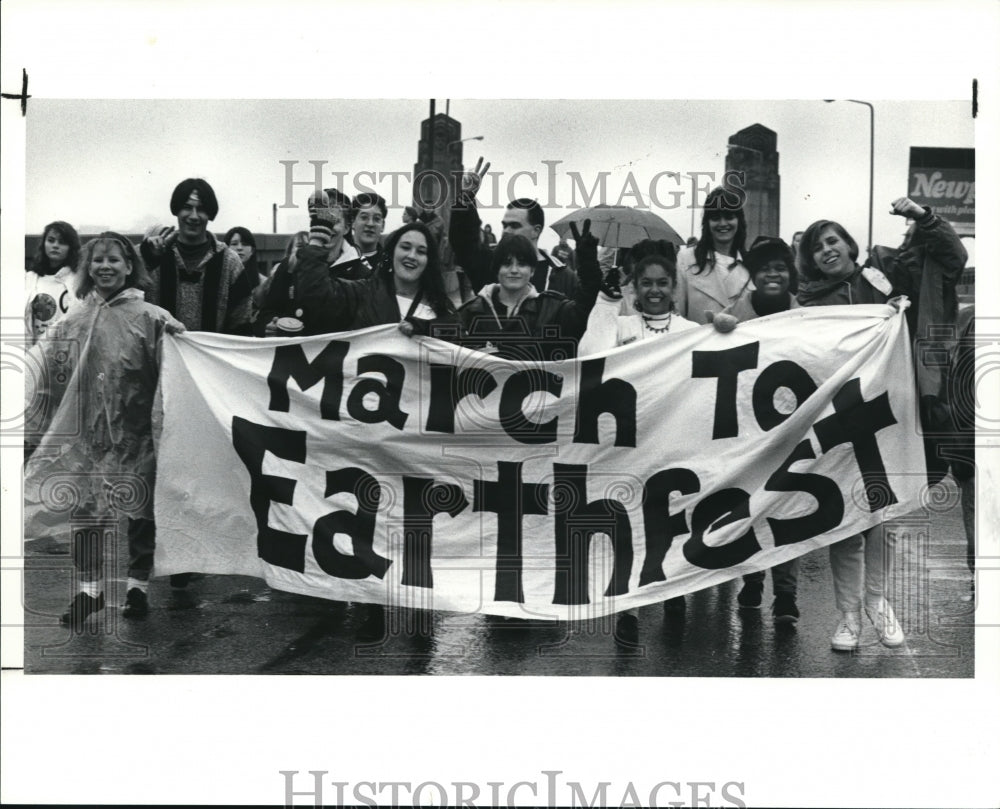 1991 Press Photo The Earthmaster marchers at Lorain Bridge- Historic Images