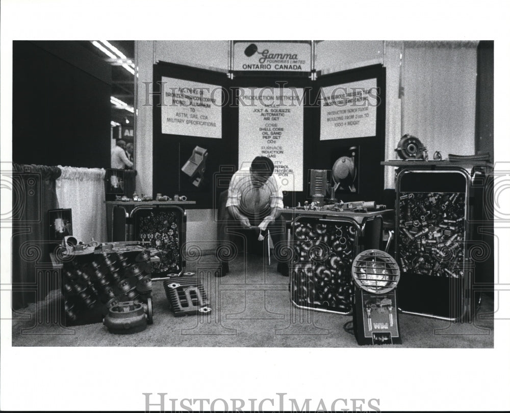 1986 Press Photo Ivan Kenedix with his brass casting from Gamma Foundaries Ltd.- Historic Images