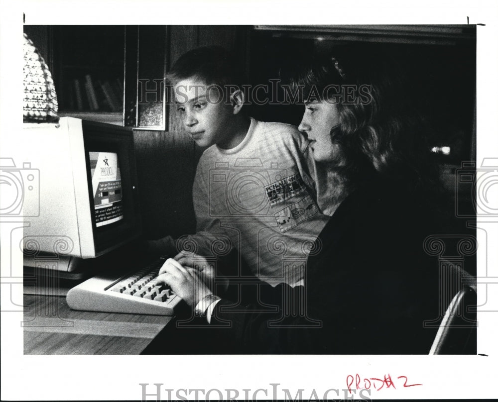 1991 Press Photo Catherine Farmer and his brother using a computer- Historic Images