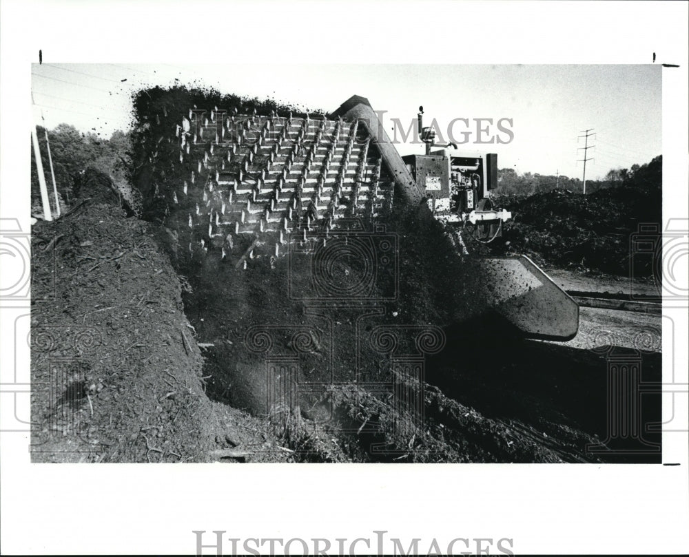 1991 Press Photo Windrow Machine turning compose pile at Kurtz Bros operation- Historic Images