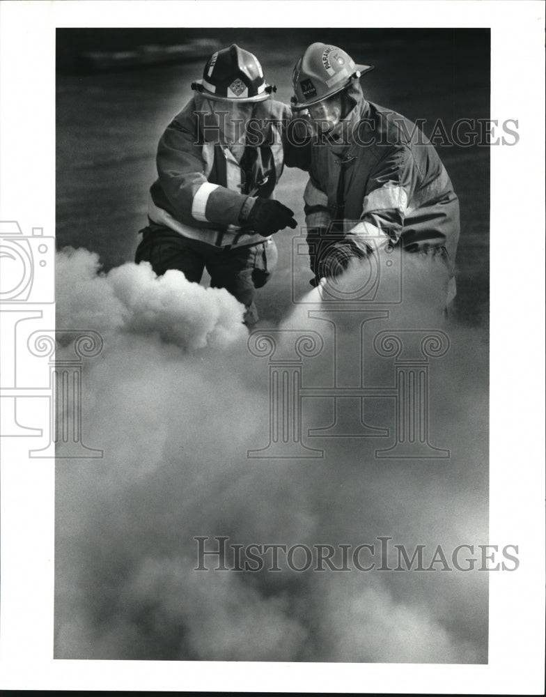 1990 Press Photo Alan Prizzi with the fire extinguisher  during the blazing fire- Historic Images