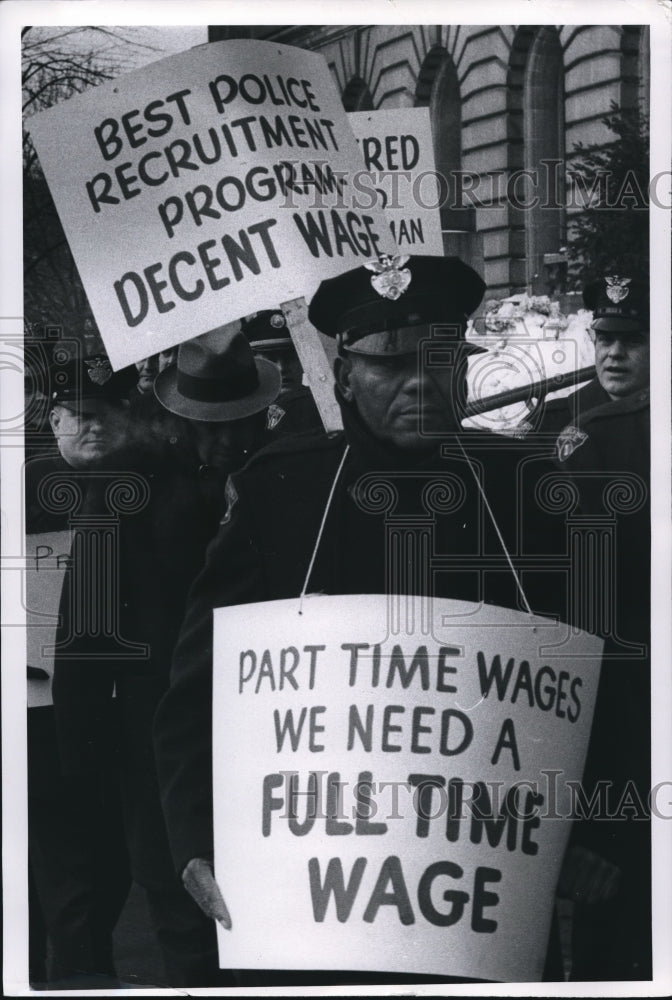 1967 Press Photo Picketing 1967 Cleveland Police at City Hall- Historic Images