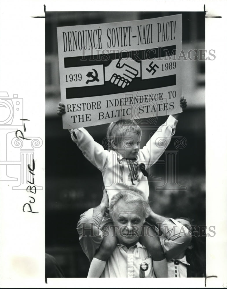 1989 Press Photo Yanis Pirktins gives Tomins Kronbergs a better view on protest- Historic Images