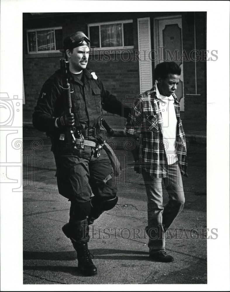 1992 Press Photo A swat team members leads a suspect out of the Turfside Motel,- Historic Images