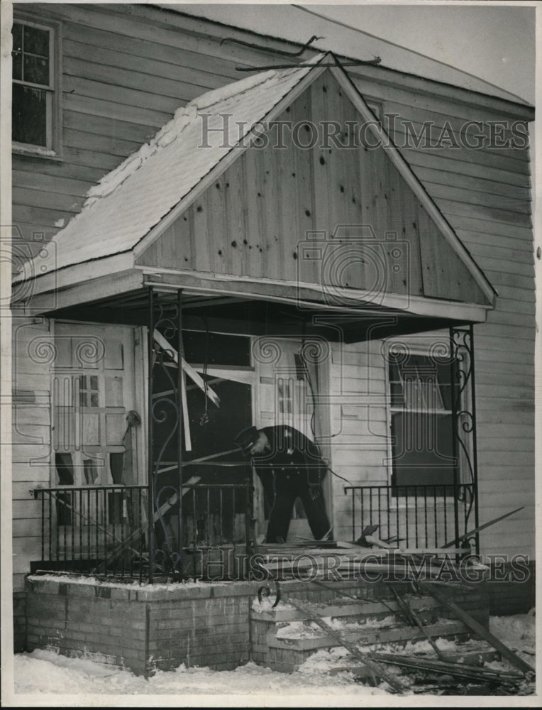 1949 Press Photo Patrolman Walter Bieder checks the bombed house- Historic Images