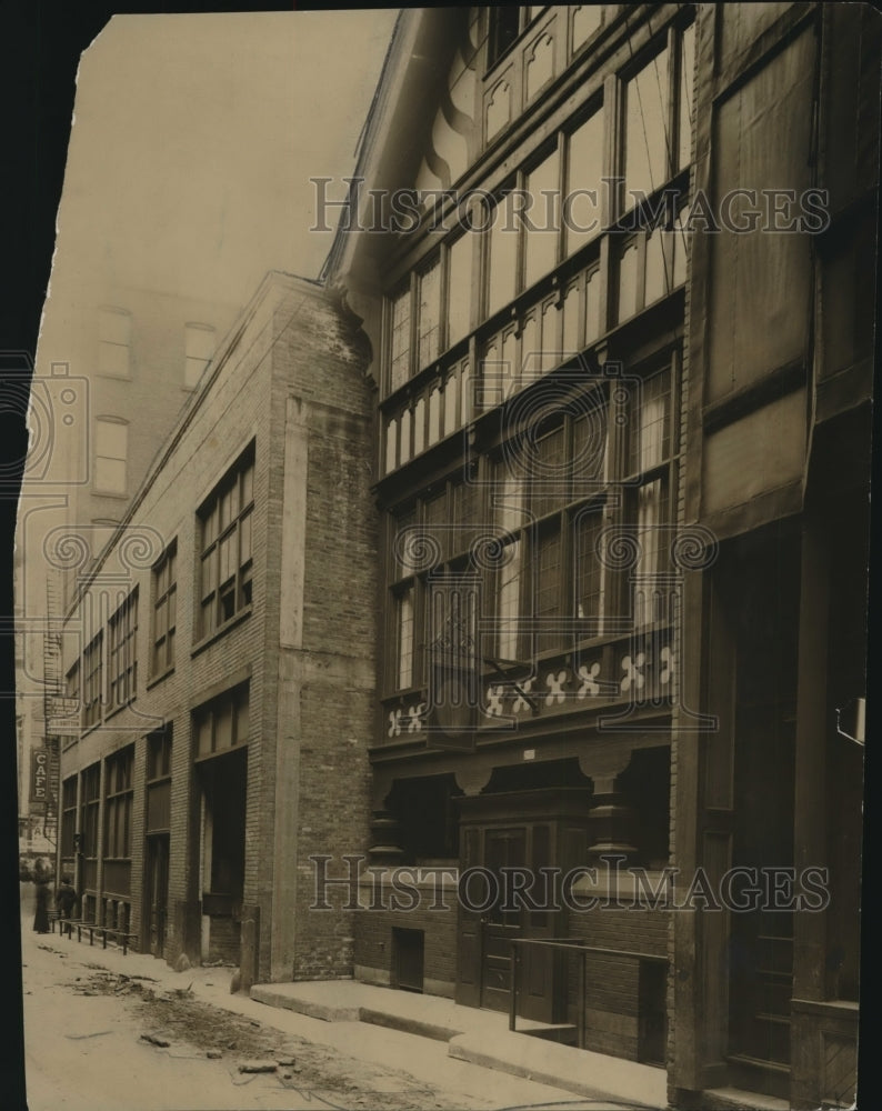 1904 Press Photo Old Hermit Club on E. 3rd Street Replica of English Inn
