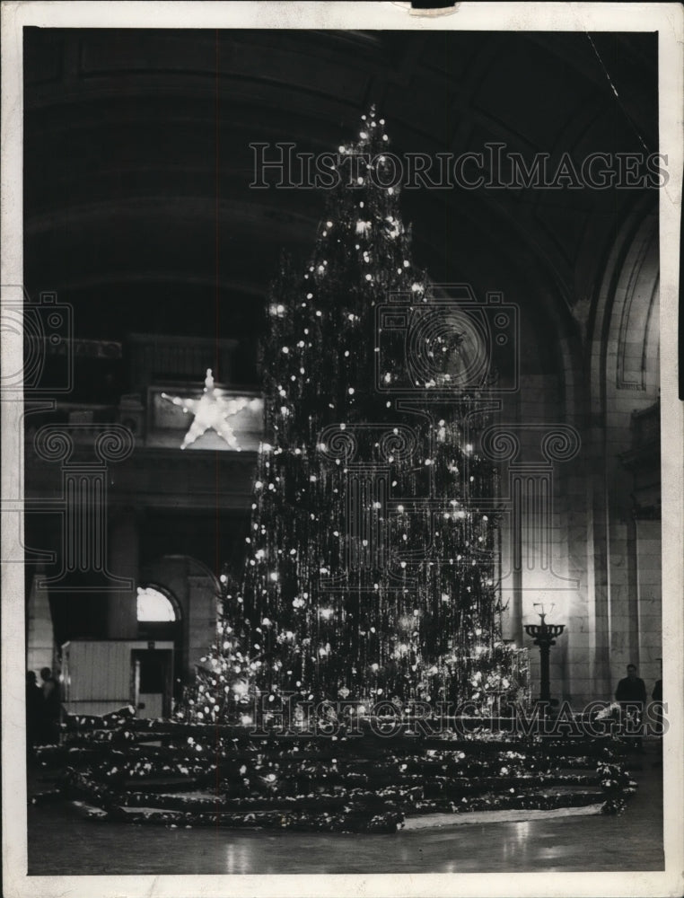 1961 Press Photo Christmas Tree Lobby- Historic Images