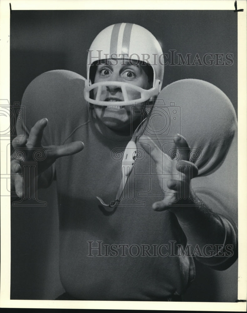 1991 Press Photo A comedian on a football uniform- Historic Images