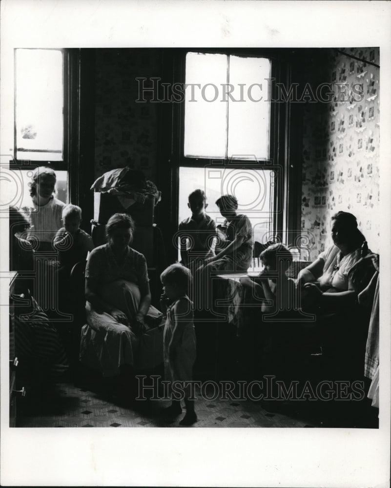 1967 Press Photo Pregnant women surrounded by kids- Historic Images