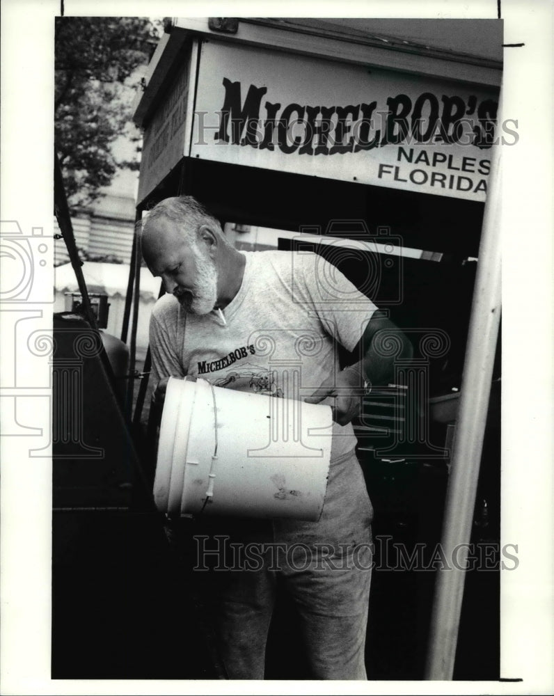 1990 Press Photo Don Brown for the Up Downtwons 18th Annual Rib Burnoff- Historic Images