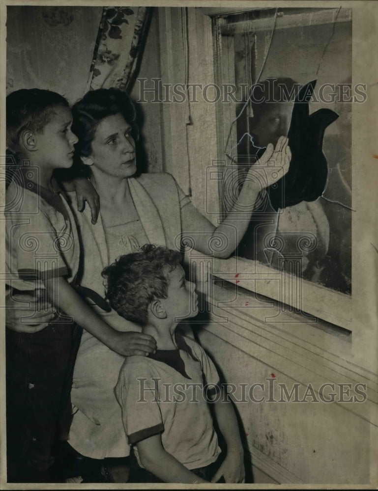 1949 Press Photo Cecile Besset  with her sons, Roy and Maurice after the bombing- Historic Images