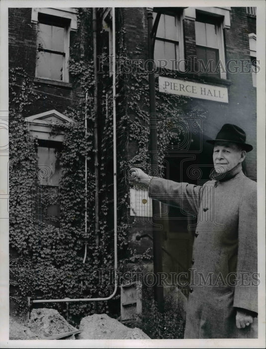1961 Press Photo Raymond Hyre at the Western Reserve University's Pierce Hall- Historic Images