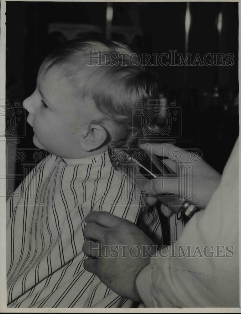 1950 Press Photo Gary Henderson having a barber cut - cva56627- Historic Images