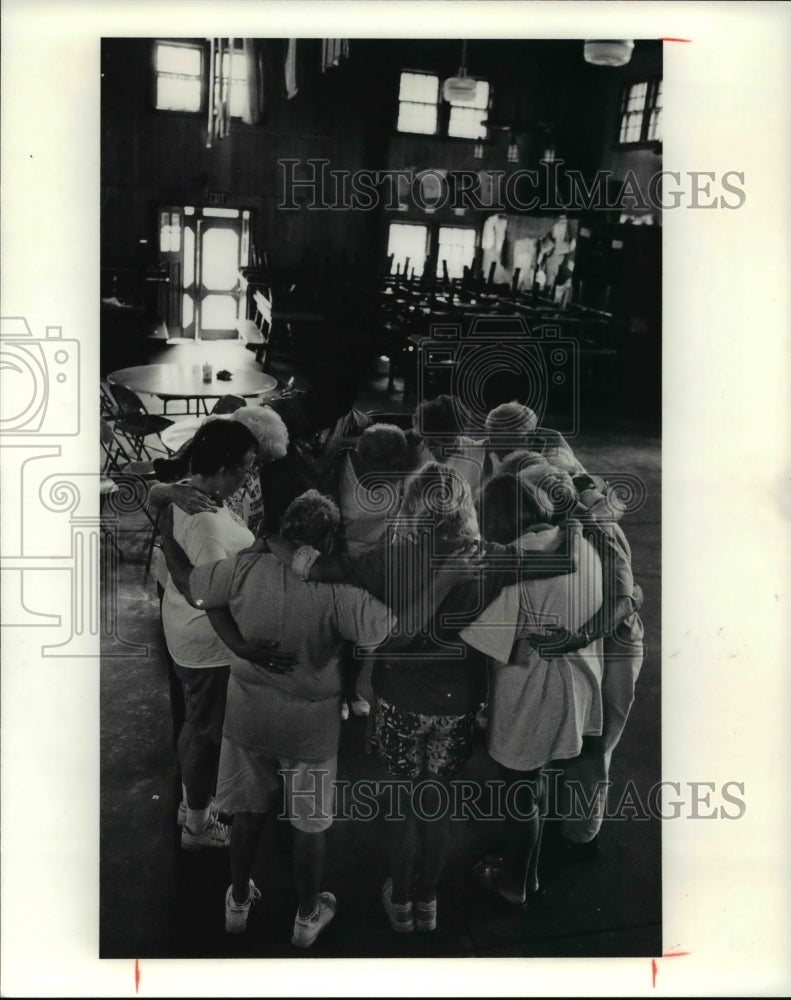 1991 Press Photo Group hug lunch at dining hall before the afternoon games- Historic Images