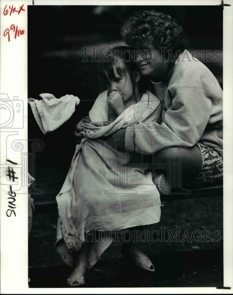 1991 Press Photo Counselor Joan Fedor holds camper Sabrina Abaffy- Historic Images