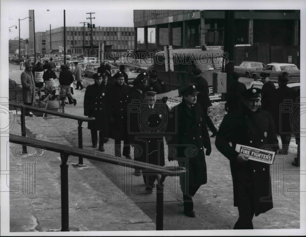 1967 Press Photo Cleve Police &amp; Firemen during picket- Historic Images